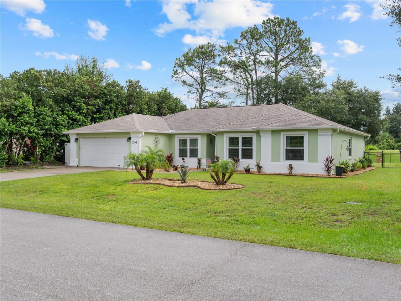 Photo 1 of 20: Beautifully maintained 4 Bedroom home in Matanzas Woods