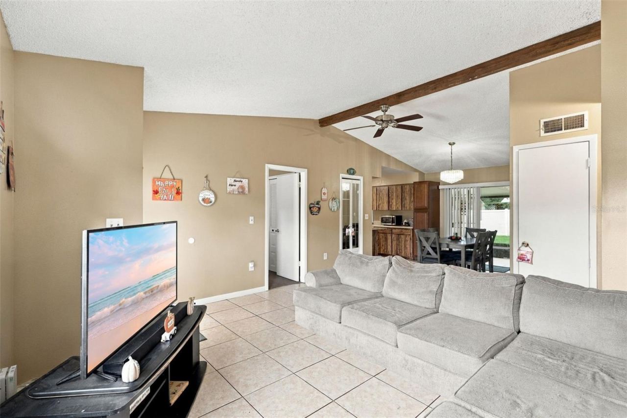 Photo 8 of 20: LIVING ROOM