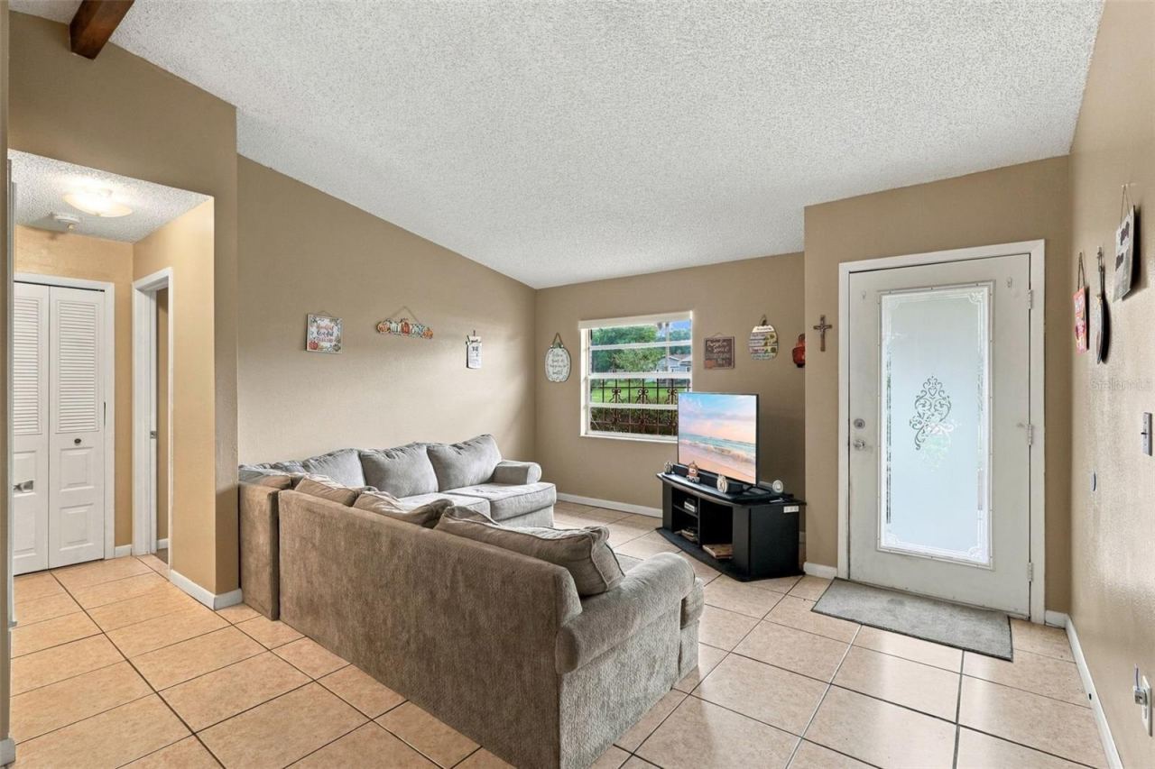 Photo 6 of 20: ENTRANCE INTO THE LIVING ROOM