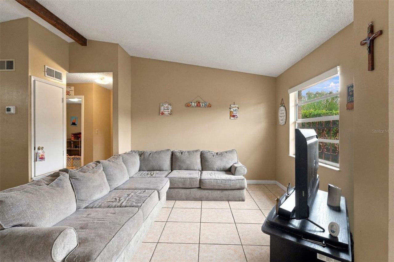 Photo 7 of 20: LIVING ROOM