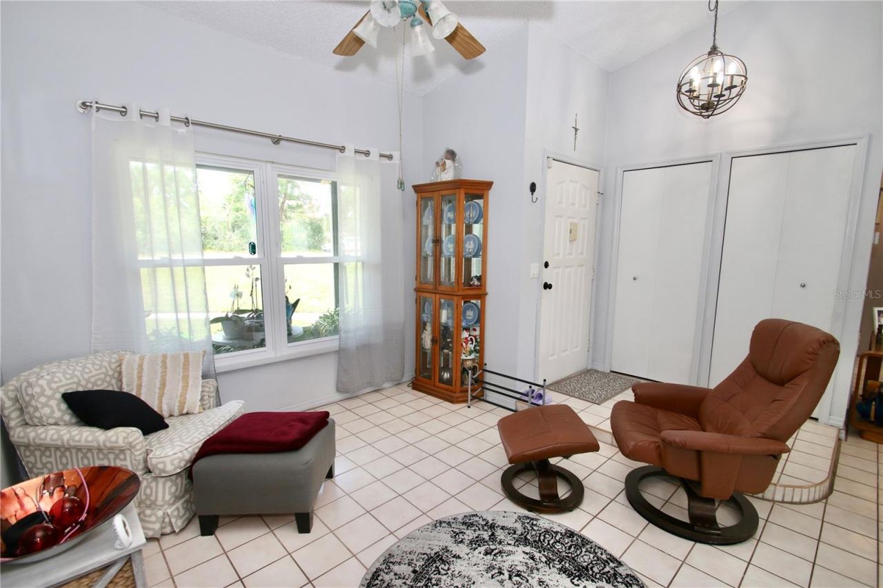 Photo 17 of 20: Enter into this spacious room