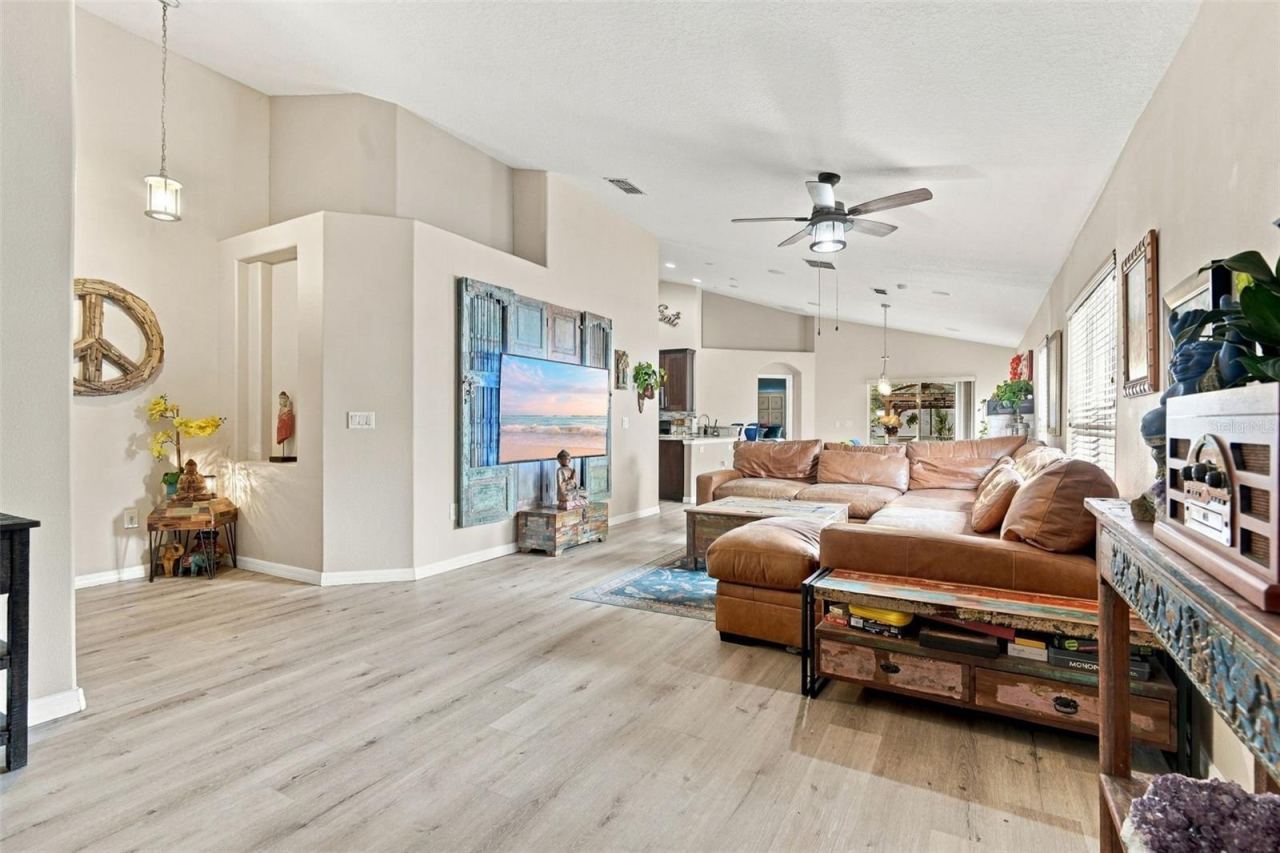 Photo 5 of 20: Main living area from front.