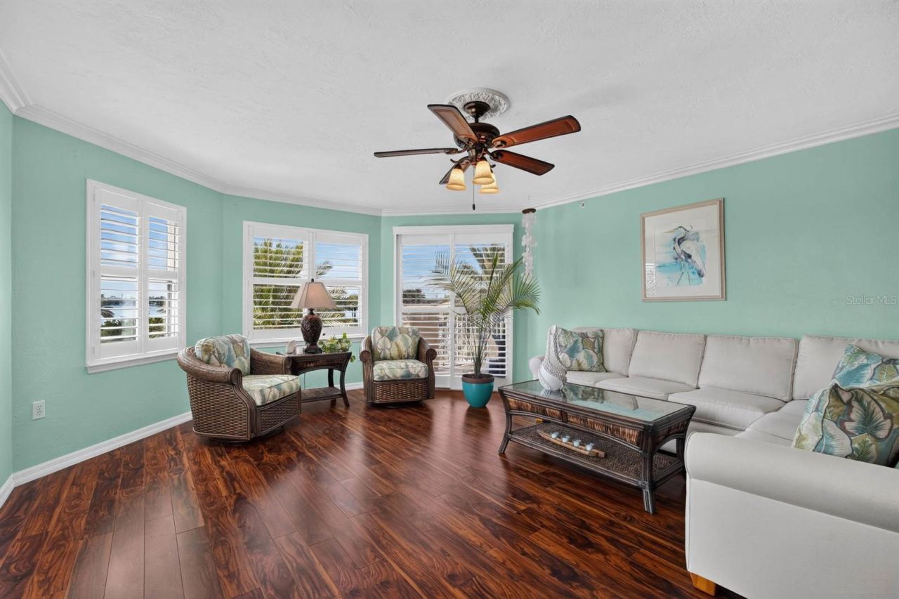 Photo 6 of 20: LIVING ROOM