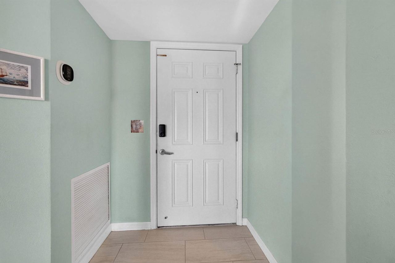 Photo 4 of 20: FRONT ENTRY OF UNIT