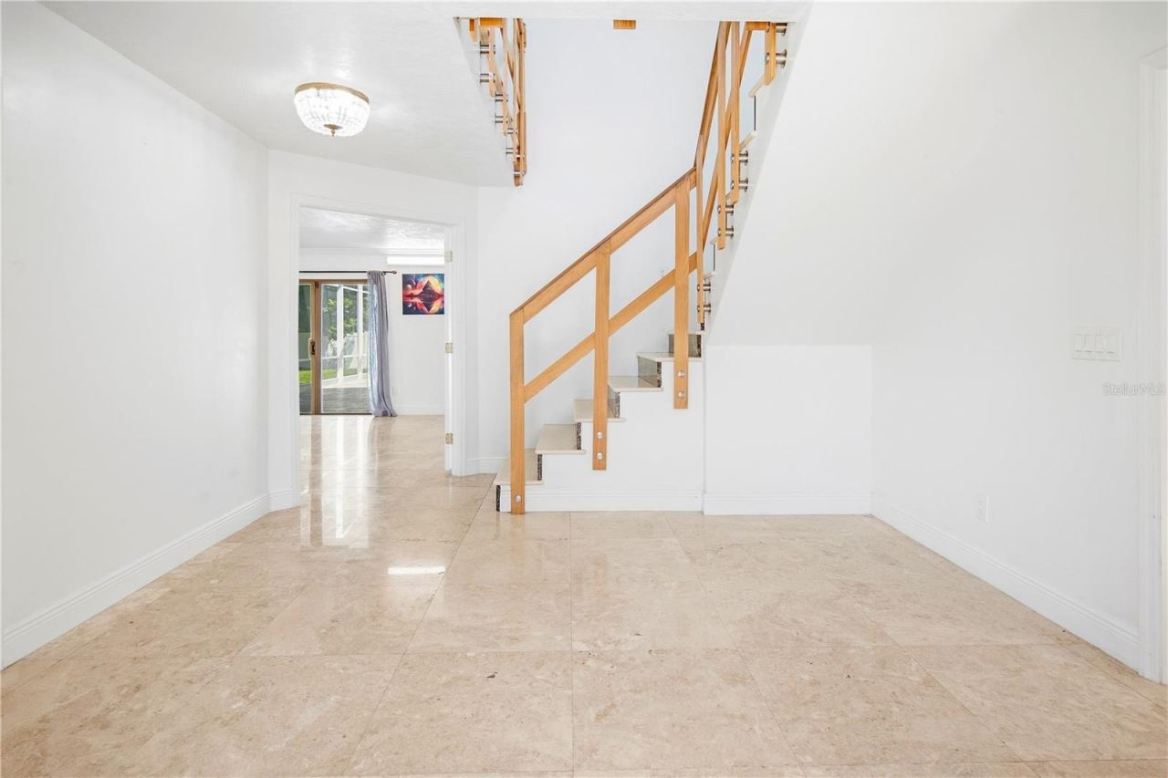 Photo 9 of 20: Foyer