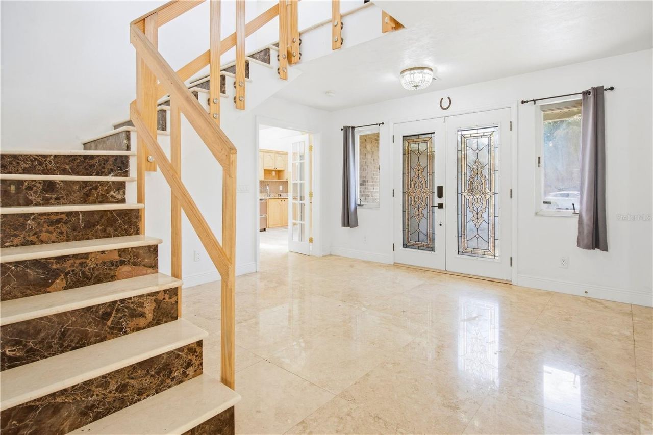 Photo 13 of 20: Staircase
