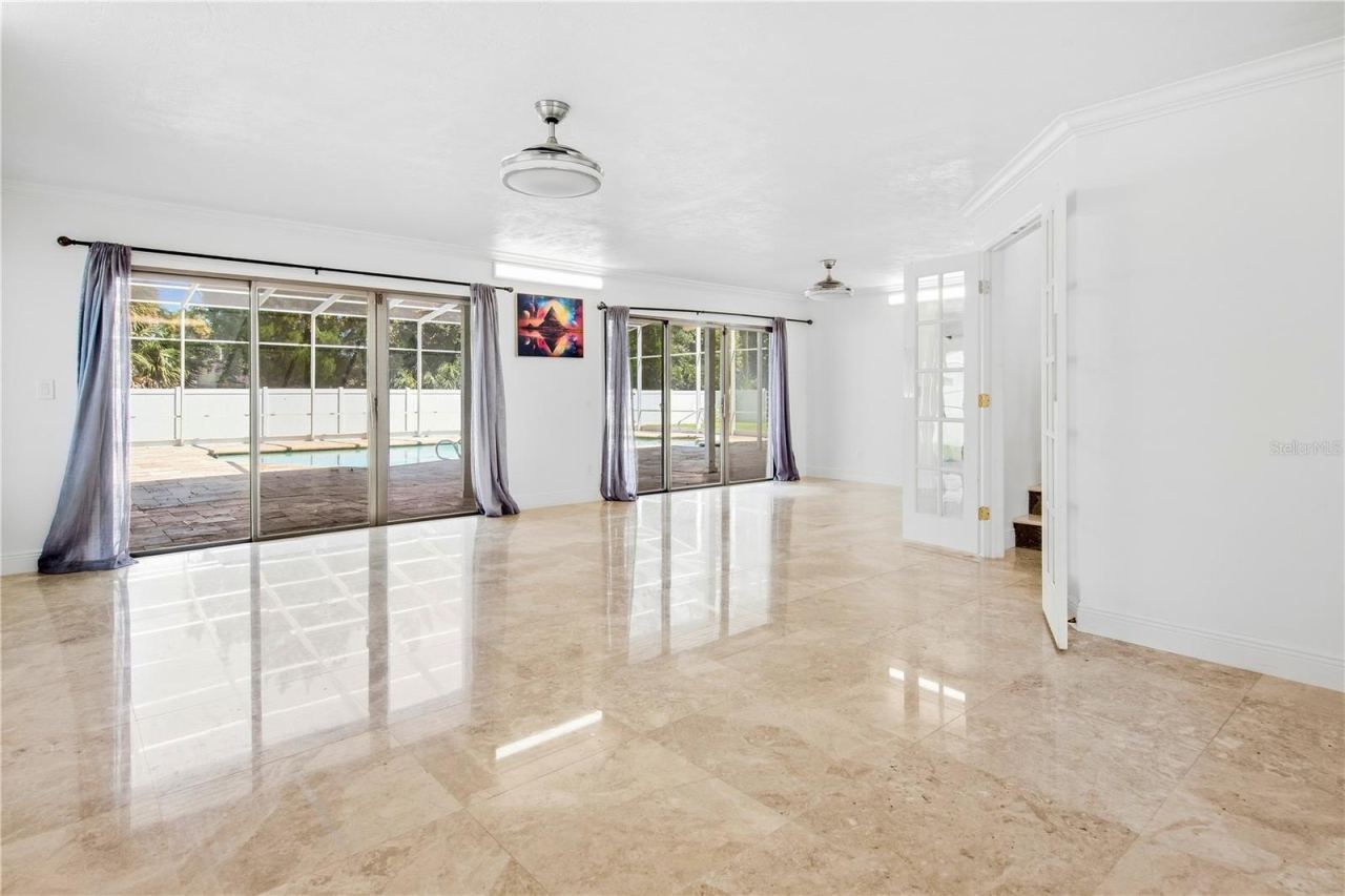 Photo 18 of 20: Family room and dining room combo