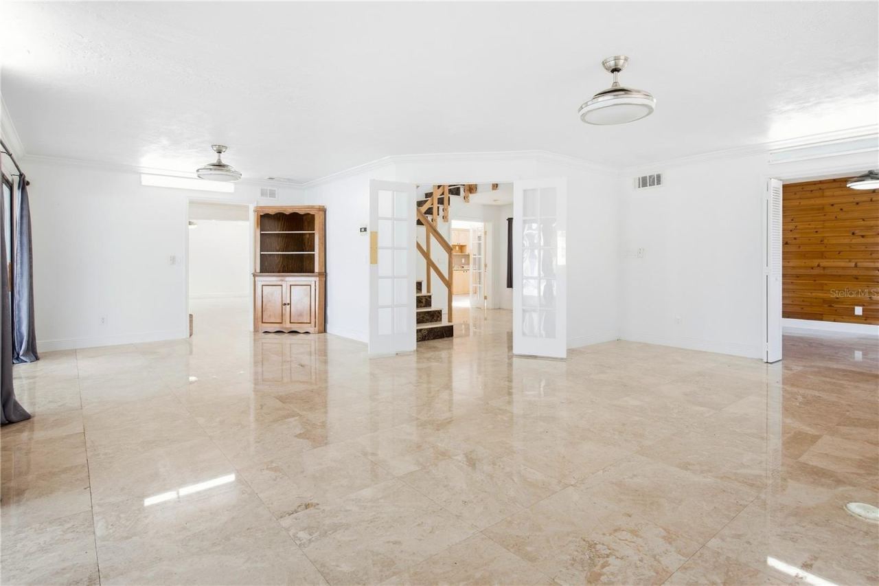 Photo 16 of 20: Family room and dining room combo