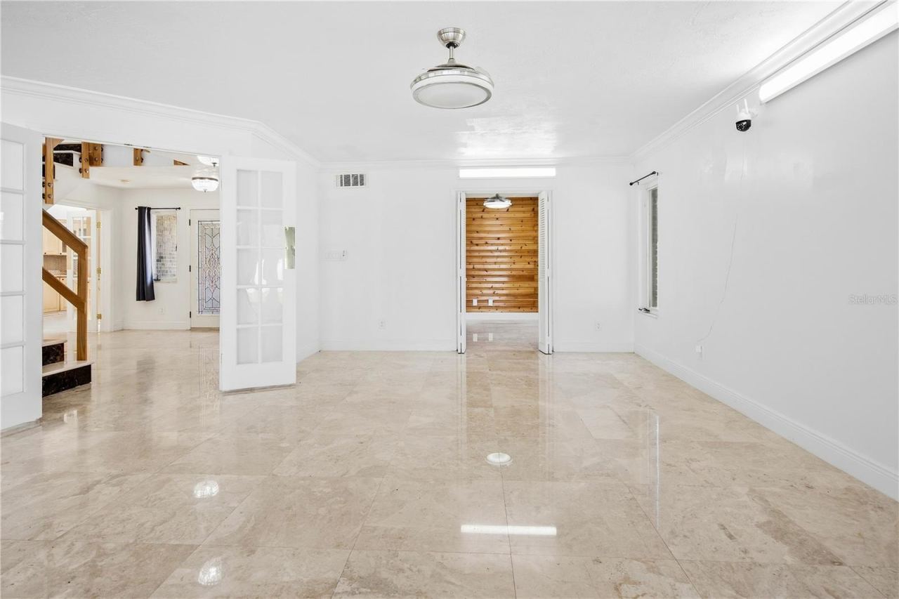 Photo 15 of 20: Family room and dining room combo