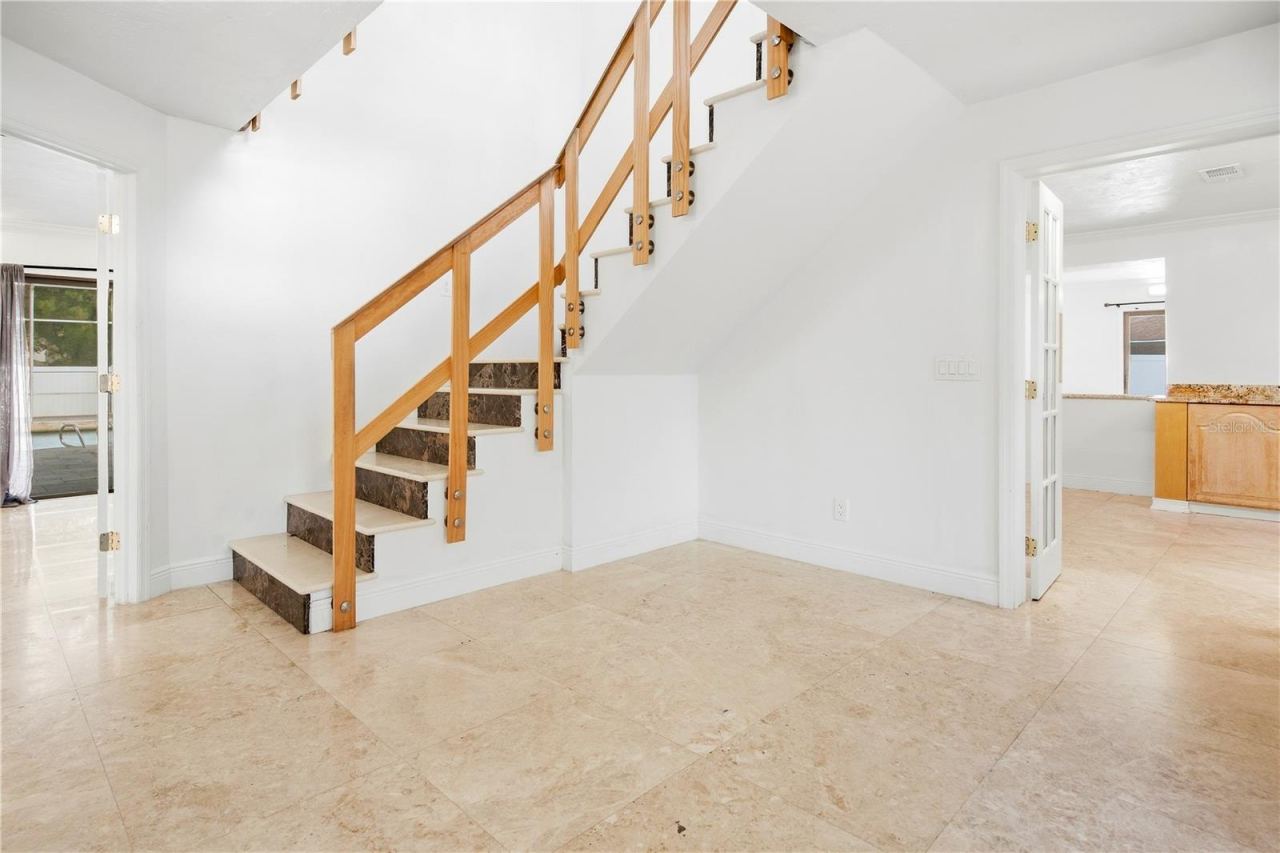 Photo 11 of 20: Foyer