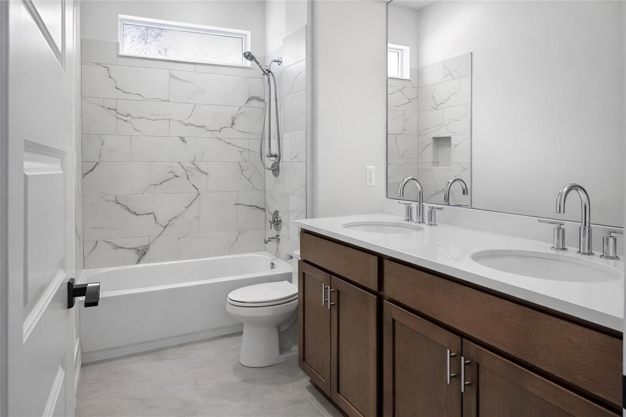 Photo 5 of 7: similar guest bath