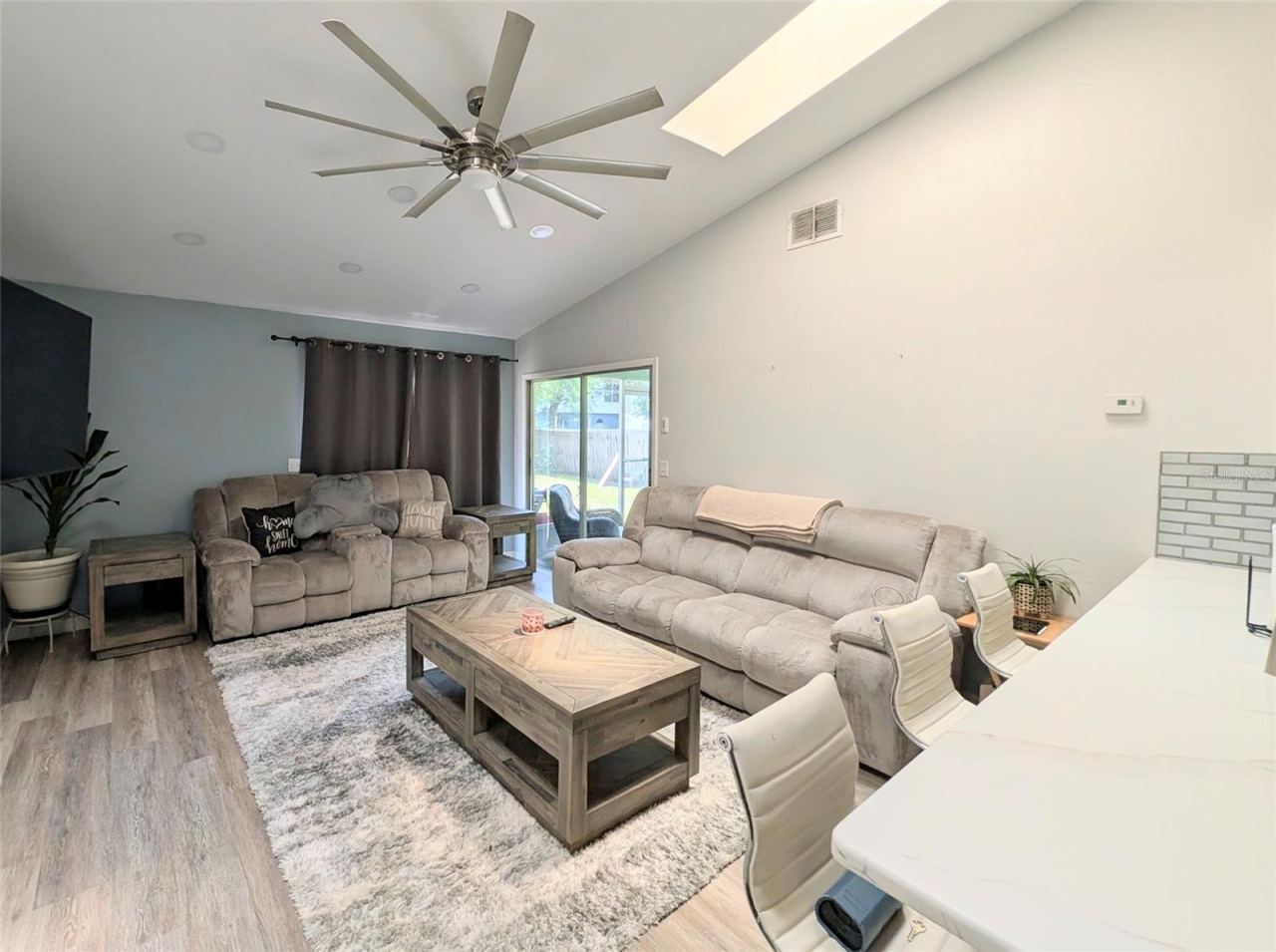 Photo 2 of 18: Living room
