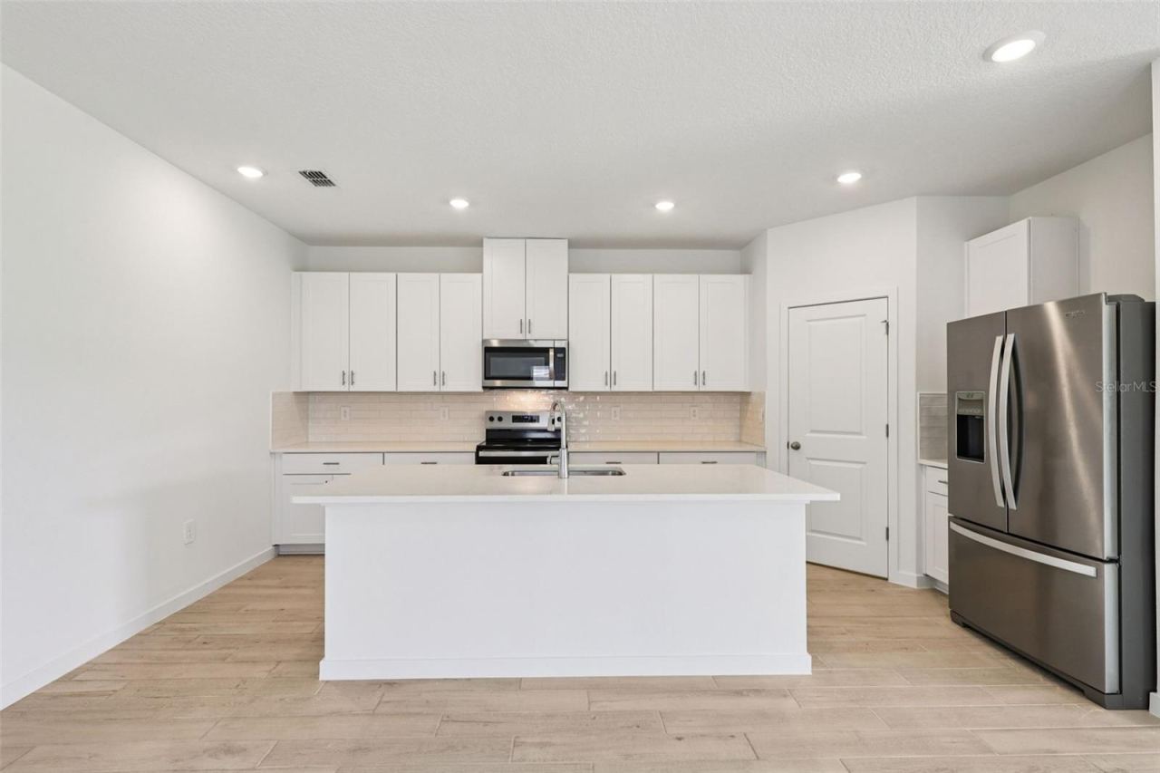Photo 3 of 20: The interior photos are of another home with the same floor plan but different interior color package finishes. Some details may vary