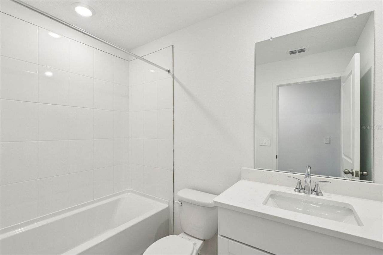 Photo 12 of 20: The interior photos are of another home with the same floor plan but different interior color package finishes. Some details may vary