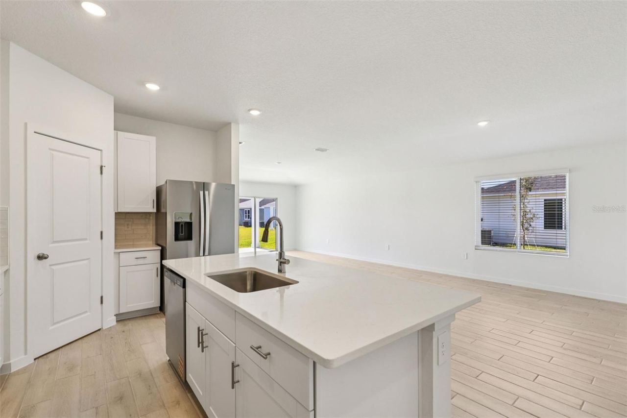 Photo 5 of 20: The interior photos are of another home with the same floor plan but different interior color package finishes. Some details may vary