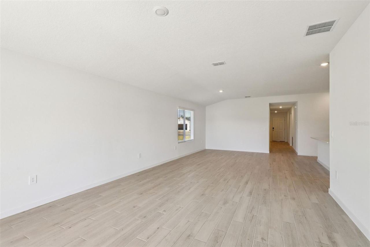 Photo 10 of 20: The interior photos are of another home with the same floor plan but different interior color package finishes. Some details may vary