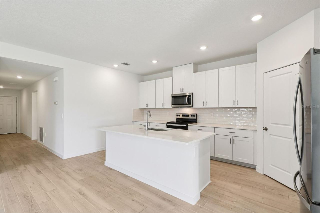 Photo 4 of 20: The interior photos are of another home with the same floor plan but different interior color package finishes. Some details may vary