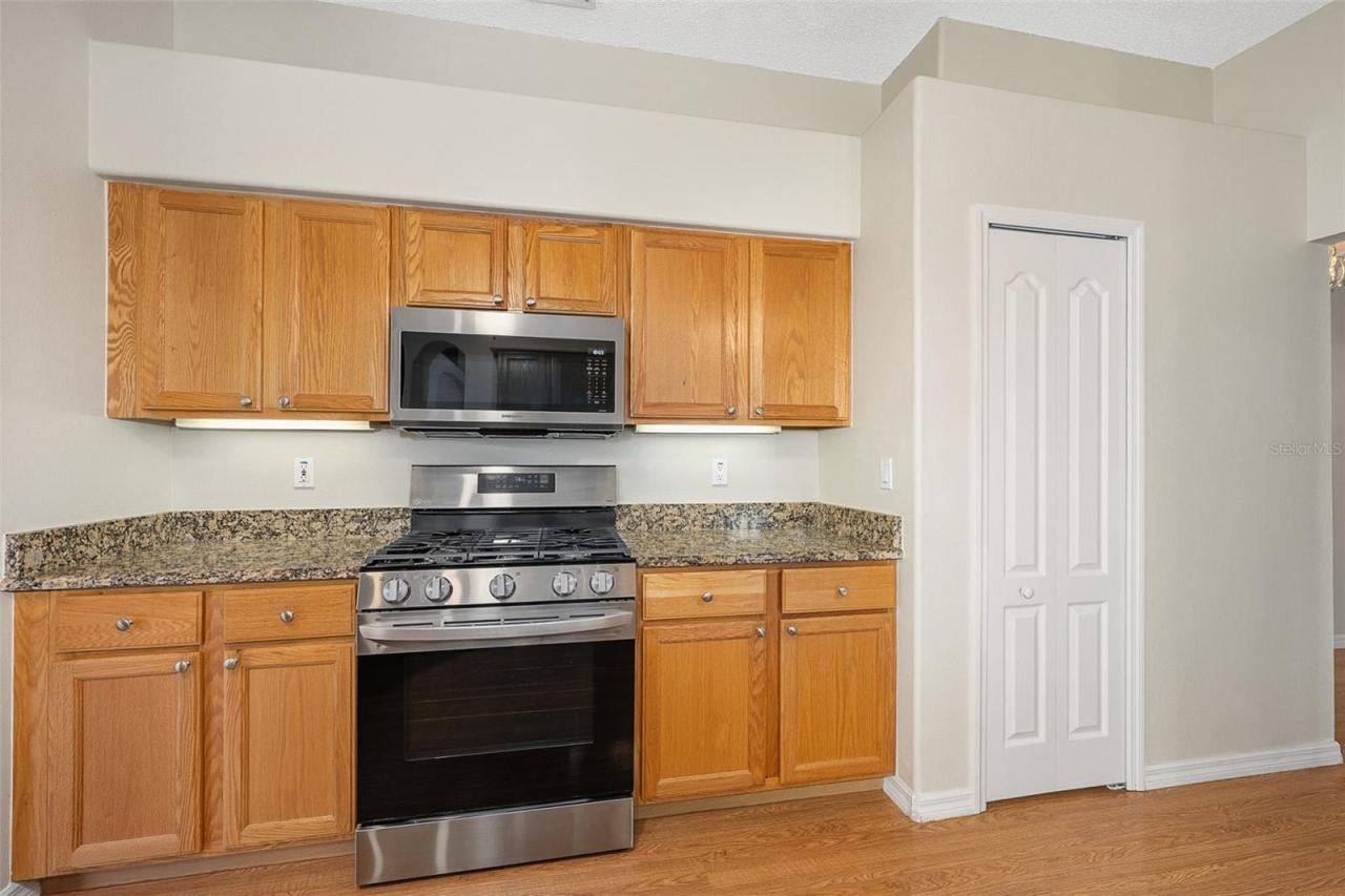 Photo 12 of 20: Natural Gas Stove