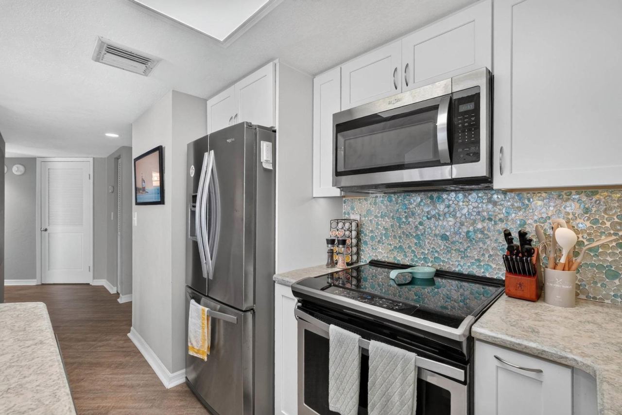 Photo 10 of 20: Kitchen Facing Hallway