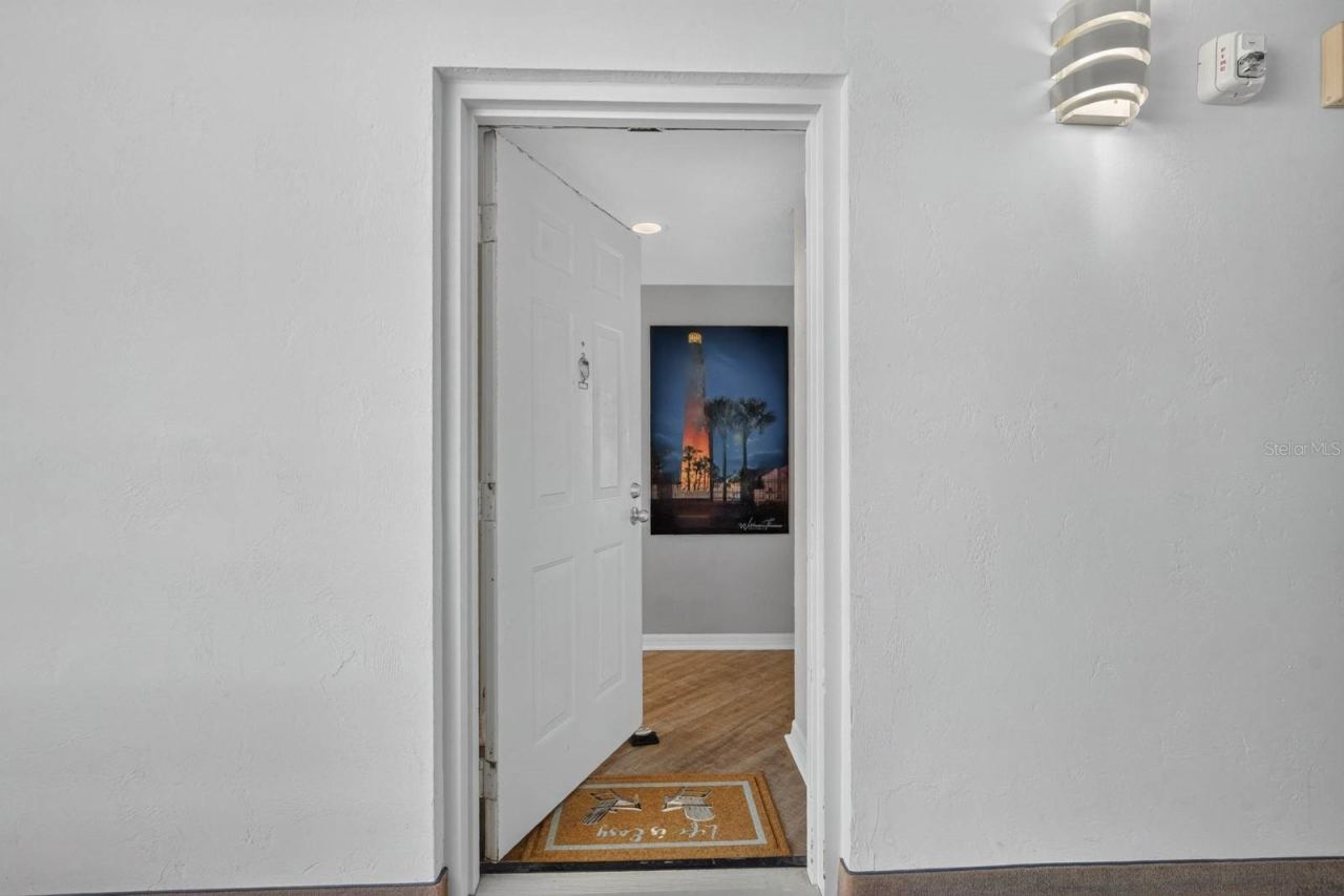 Photo 3 of 20: Front door entry
