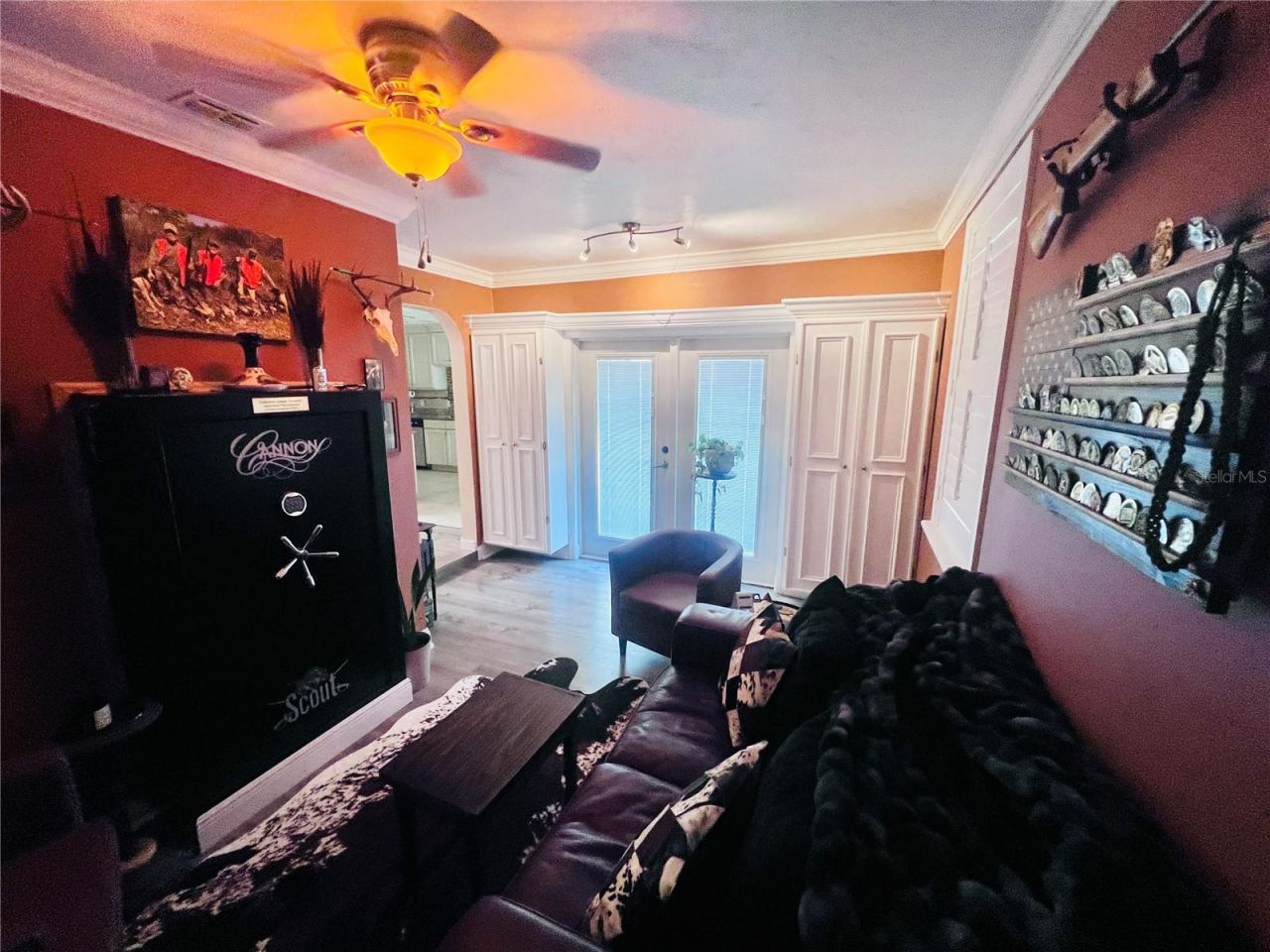 Photo 17 of 20: sitting room/ Den