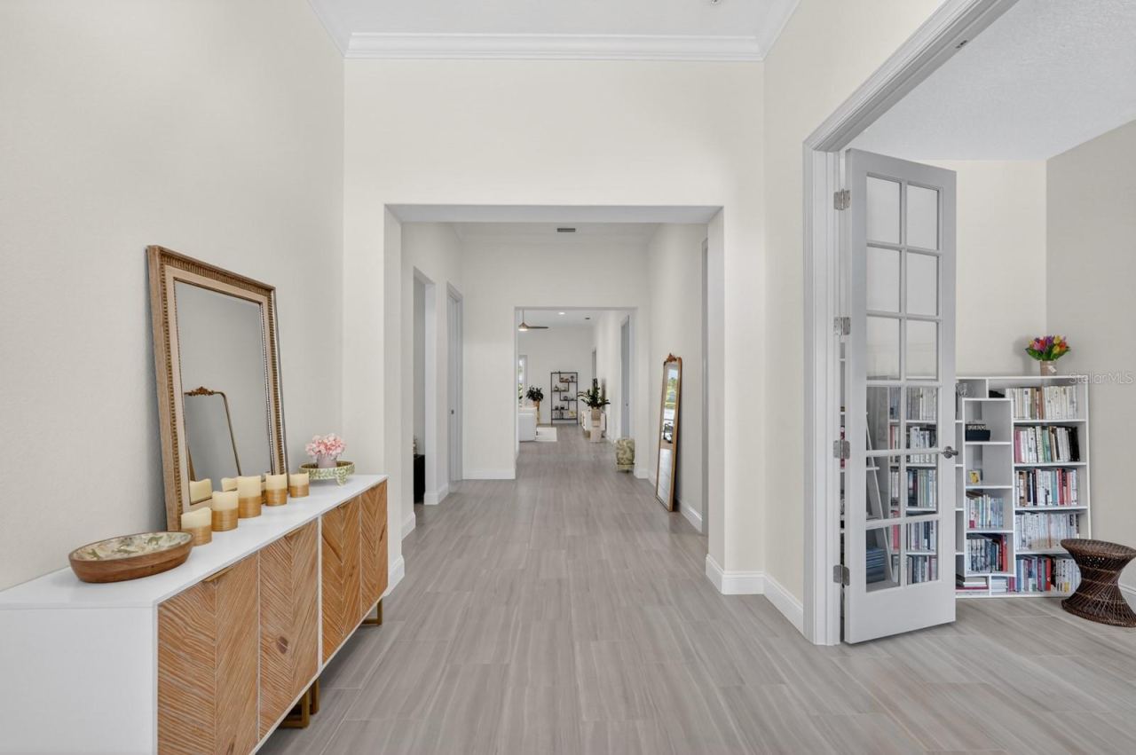 Photo 5 of 20: Foyer