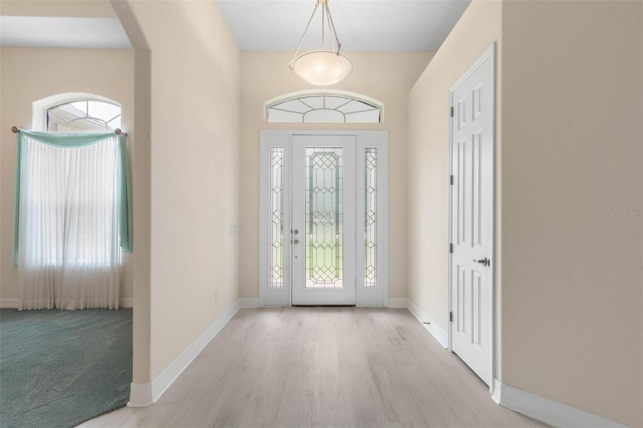 Photo 9 of 20: Foyer