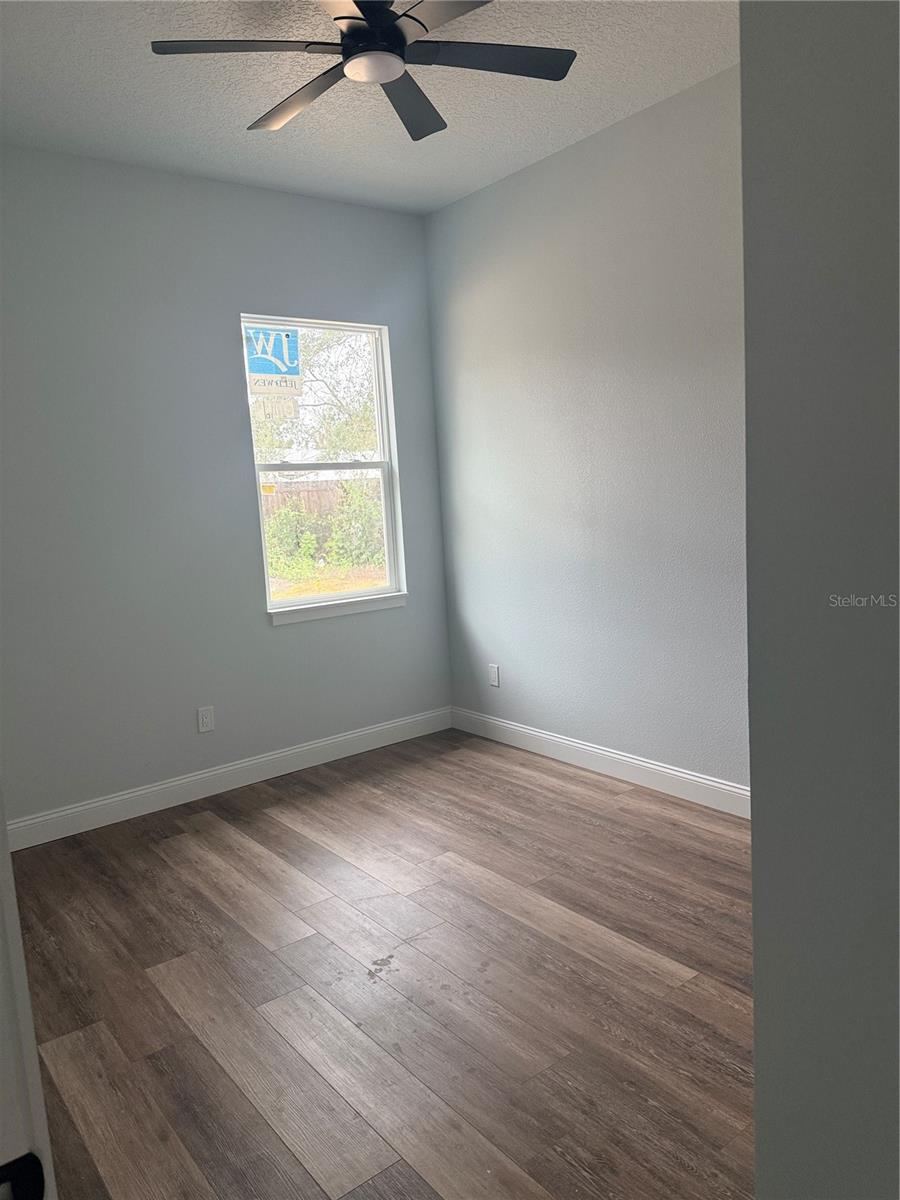 Photo 19 of 20: middle bedroom