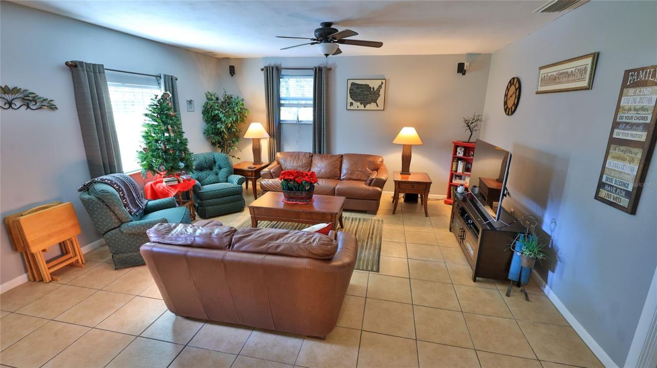 Photo 14 of 20: Family Room