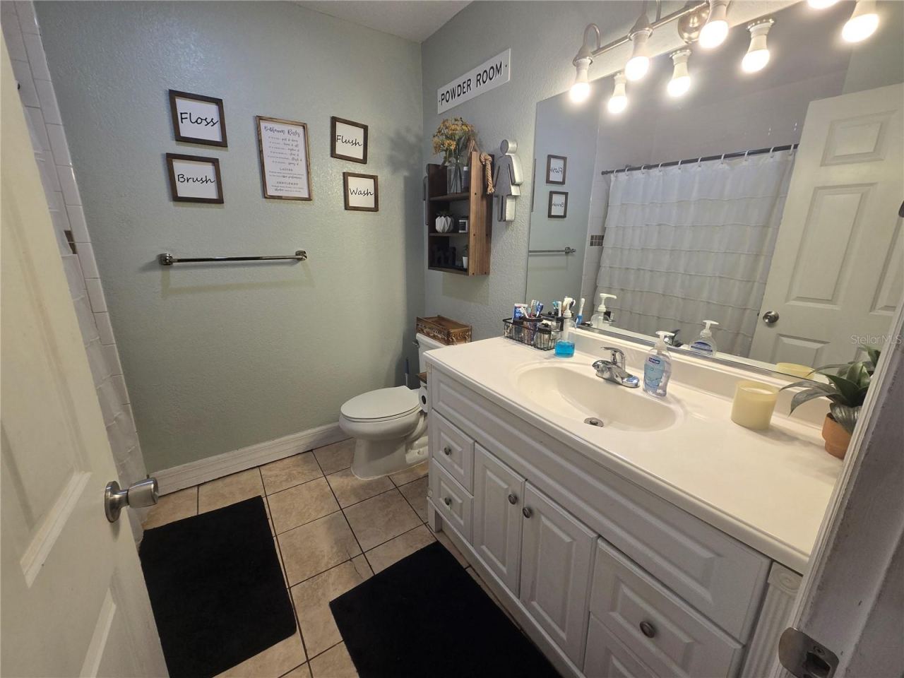 Photo 16 of 18: Hall Bath