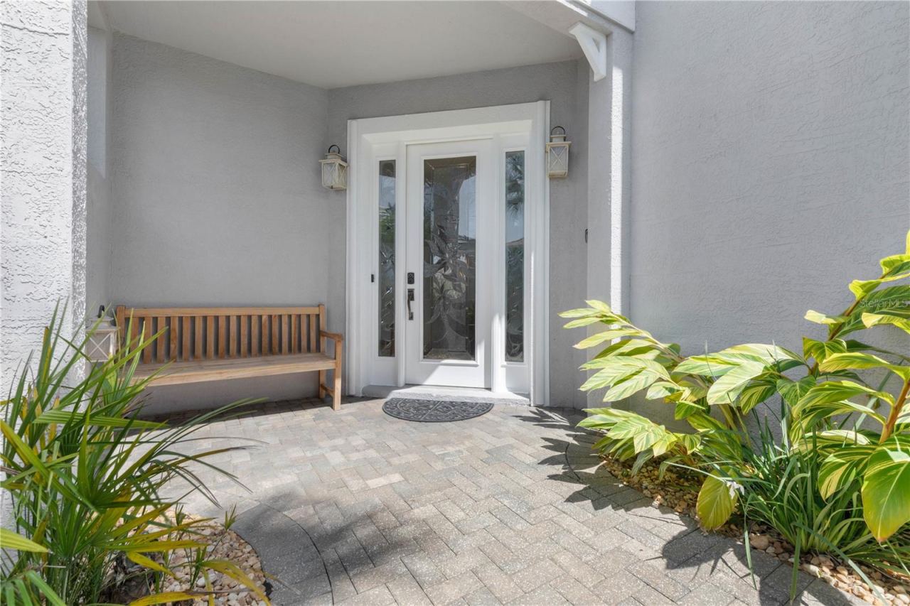 Photo 3 of 20: Front entryway