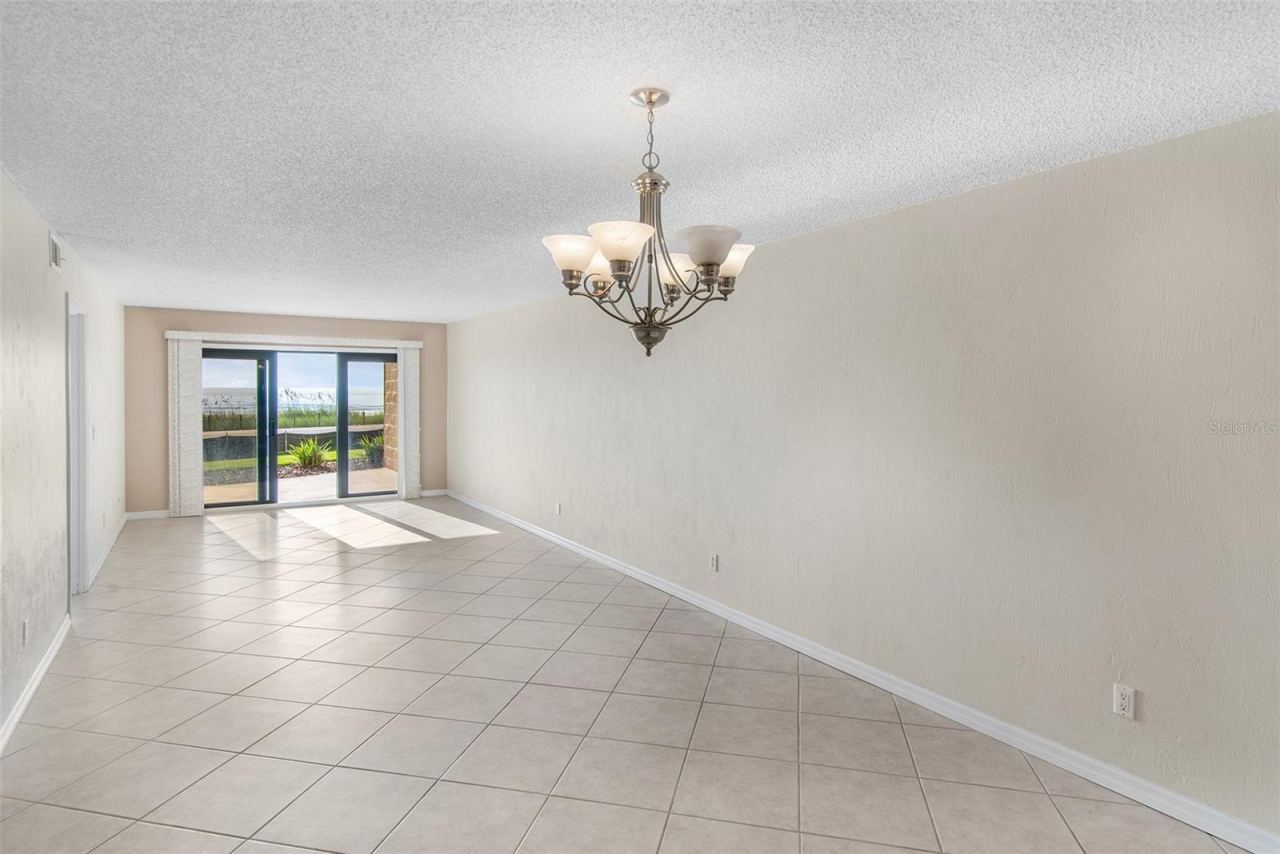 Photo 5 of 20: Living Dining Area
