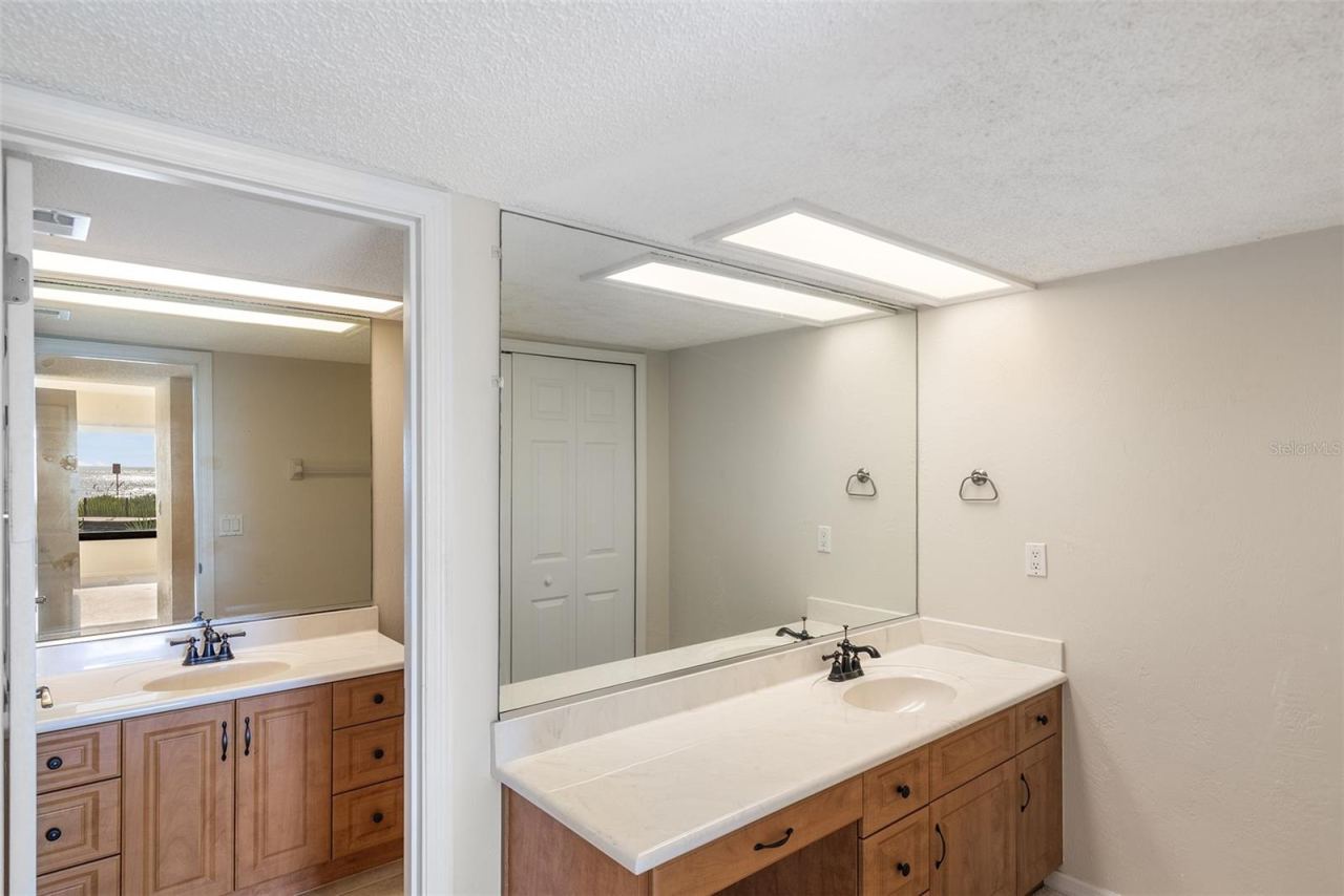 Photo 17 of 20: Primary bath dressing area