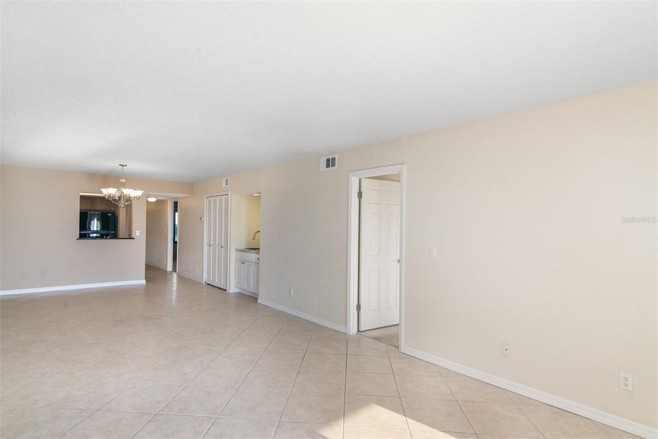 Photo 12 of 20: Living/Dining area