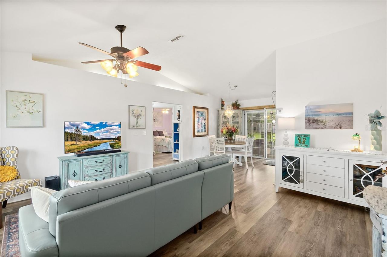 Photo 5 of 20: Living/Great room