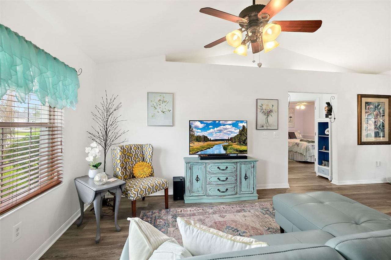 Photo 6 of 20: Living room