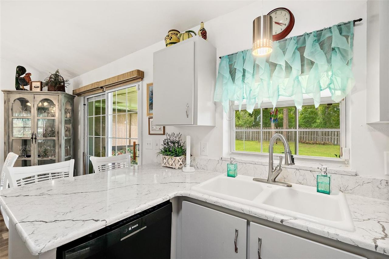 Photo 15 of 20: Quartz counters