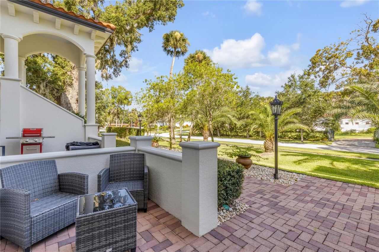 Photo 9 of 20: Private front courtyard