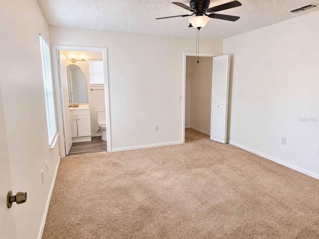 Photo 5 of 12: Master Suite