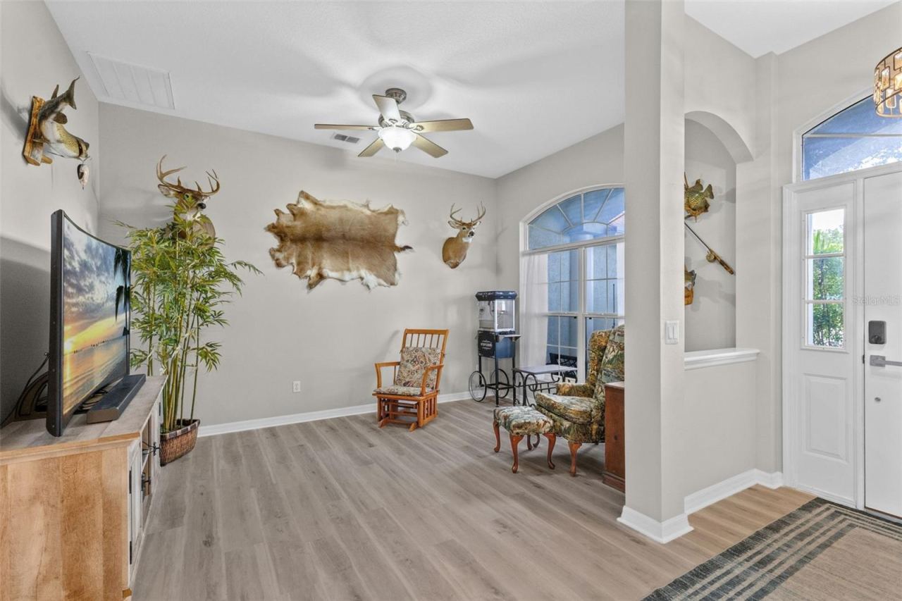 Photo 8 of 20: Entry to Front Living Room