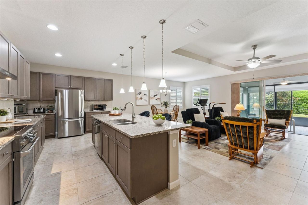 Photo 4 of 20: 18'6" x 10' Kitchen w/ spacious breakfast bar, pendant lights & 42" cabinets