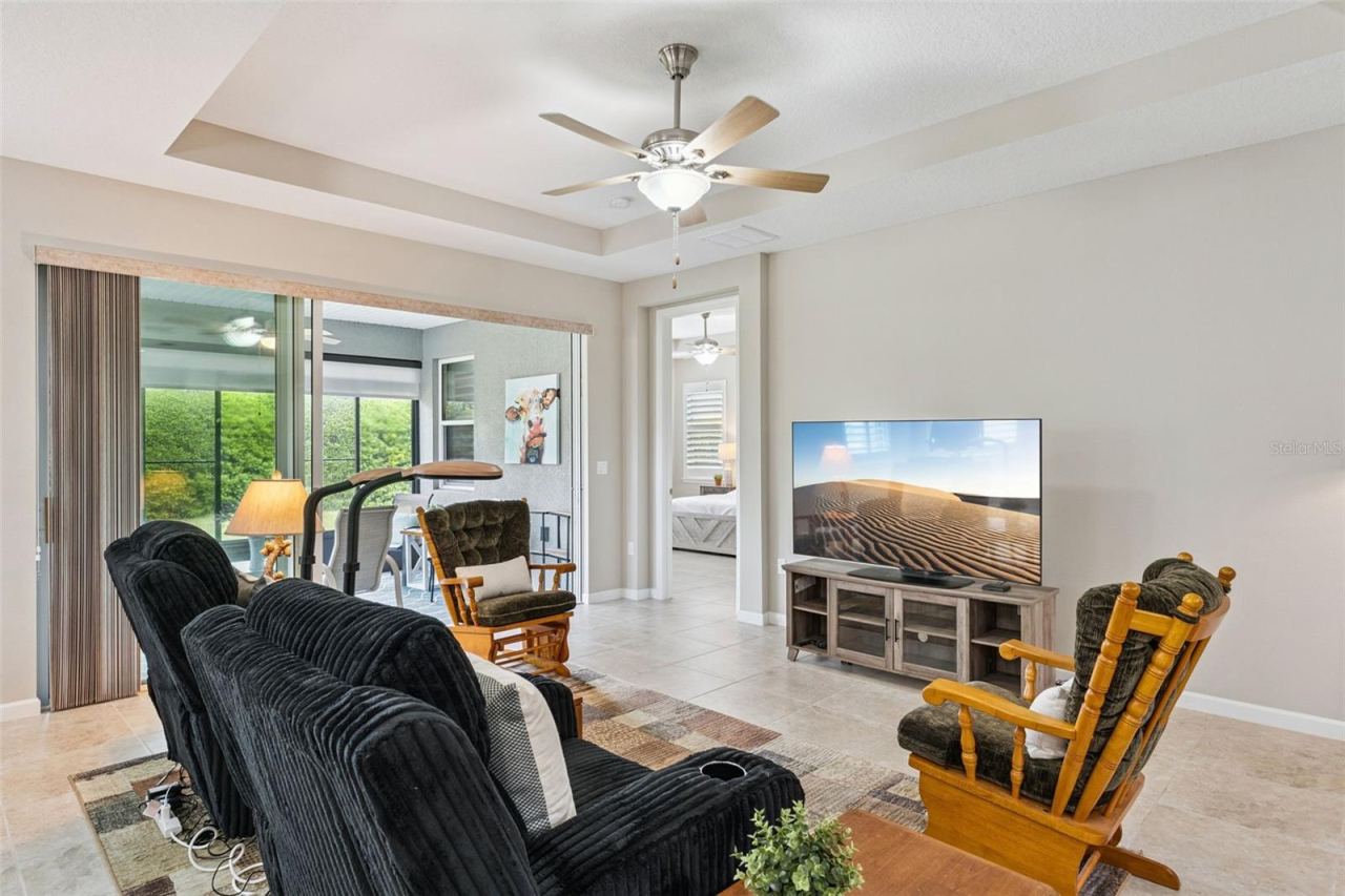Photo 10 of 20: 15' x 21' Great Room w/ tray ceiling & a ceiling fan