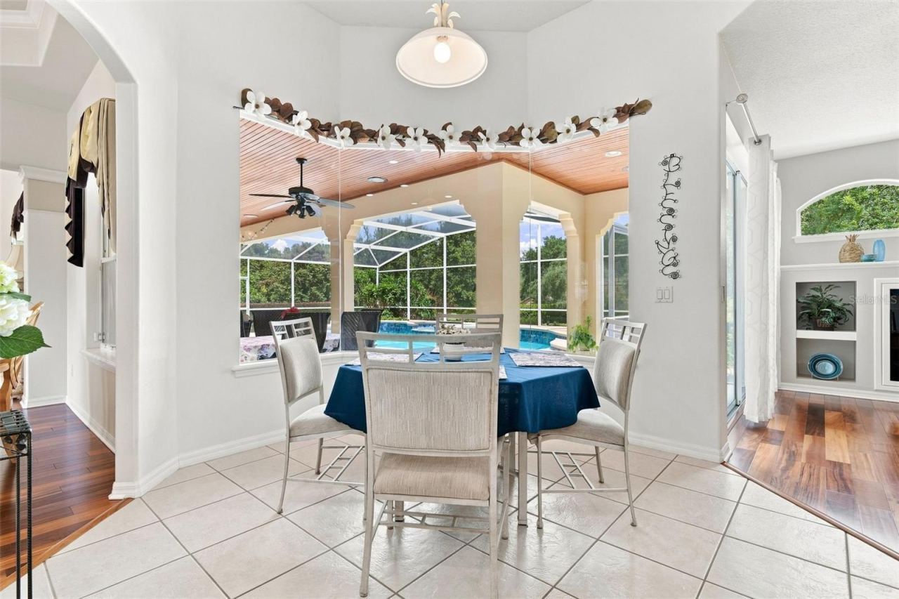 Photo 16 of 20: DINING NOOK