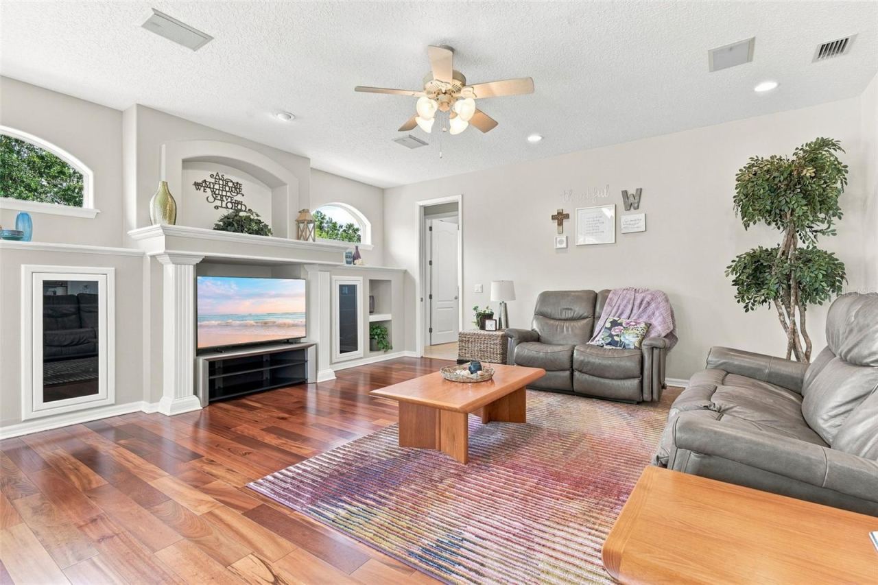 Photo 8 of 20: LIVING ROOM