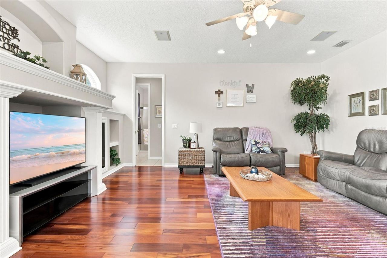 Photo 9 of 20: LIVING ROOM