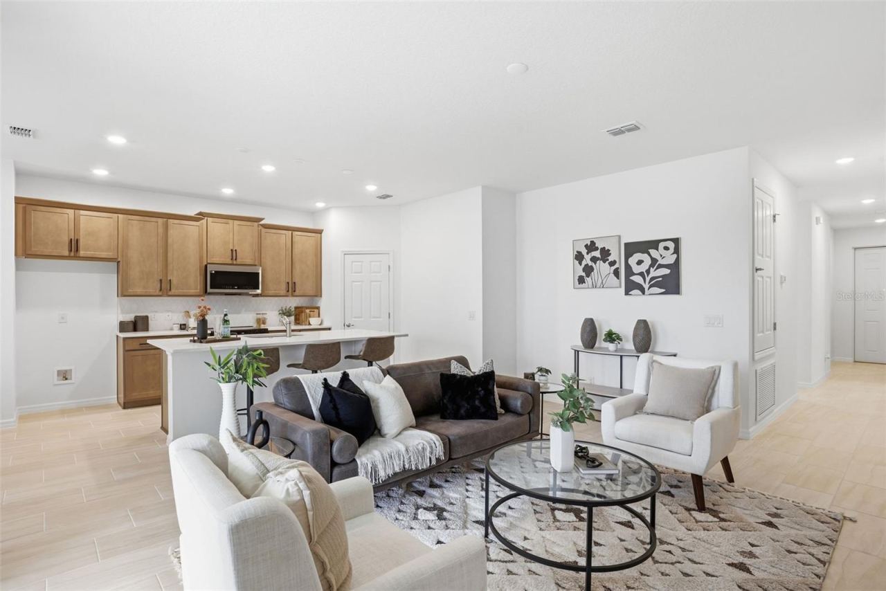 Photo 11 of 20: Great Room / Kitchen