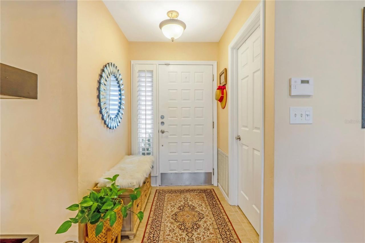 Photo 6 of 20: Foyer entry