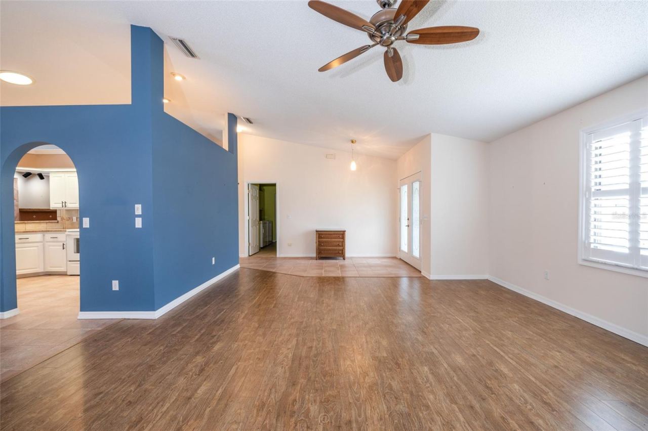 Photo 5 of 20: Living Room - vacant