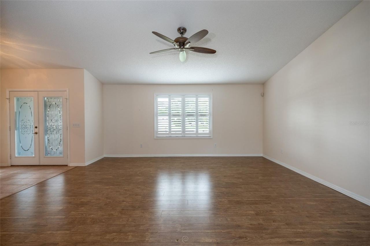 Photo 4 of 20: Living room - vacant