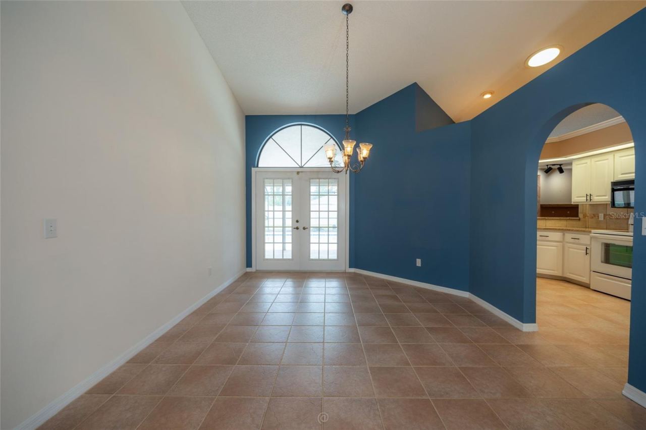 Photo 9 of 20: Dining Room - vacant